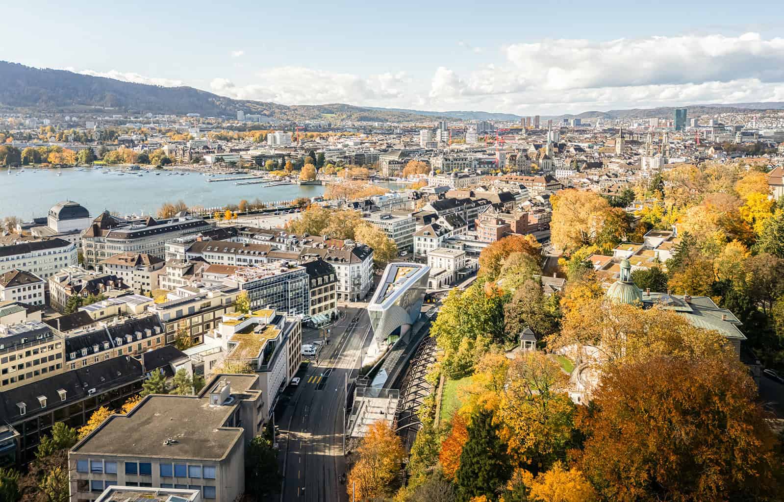 Das „Haus zum Falken“ schließt den Stadelhofer Platz städtebaulich ab und verbindet die öffentlichen Räume vom Zürichsee bis zum Opernhaus. © Ingo Rasp