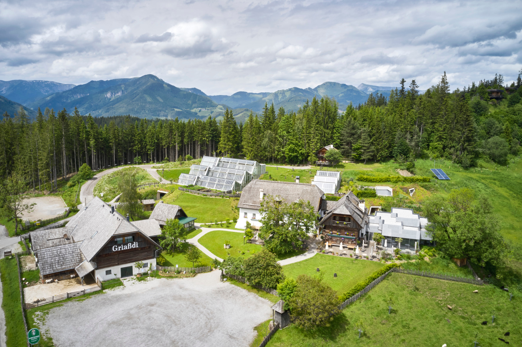 Das Hotel-Restaurant Steirereck am Pogusch ist ein Ensemble aus Bestand und Neubau – locker arrangiert wie ein klassischer Weiler. In einer der neu gebauten Garagen kommt ein Hörmann Tor zum Einsatz. © Hörmann/Laura Thiesbrummel