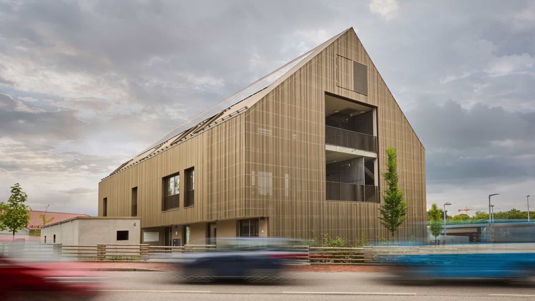 Das Mehrgenerationenhaus in Buchloe spielt mit traditionellen Formen und bricht diese durch den willkürlich erscheinenden Wechsel der FlexForm-Fassade wieder auf. © Kalzip GmbH