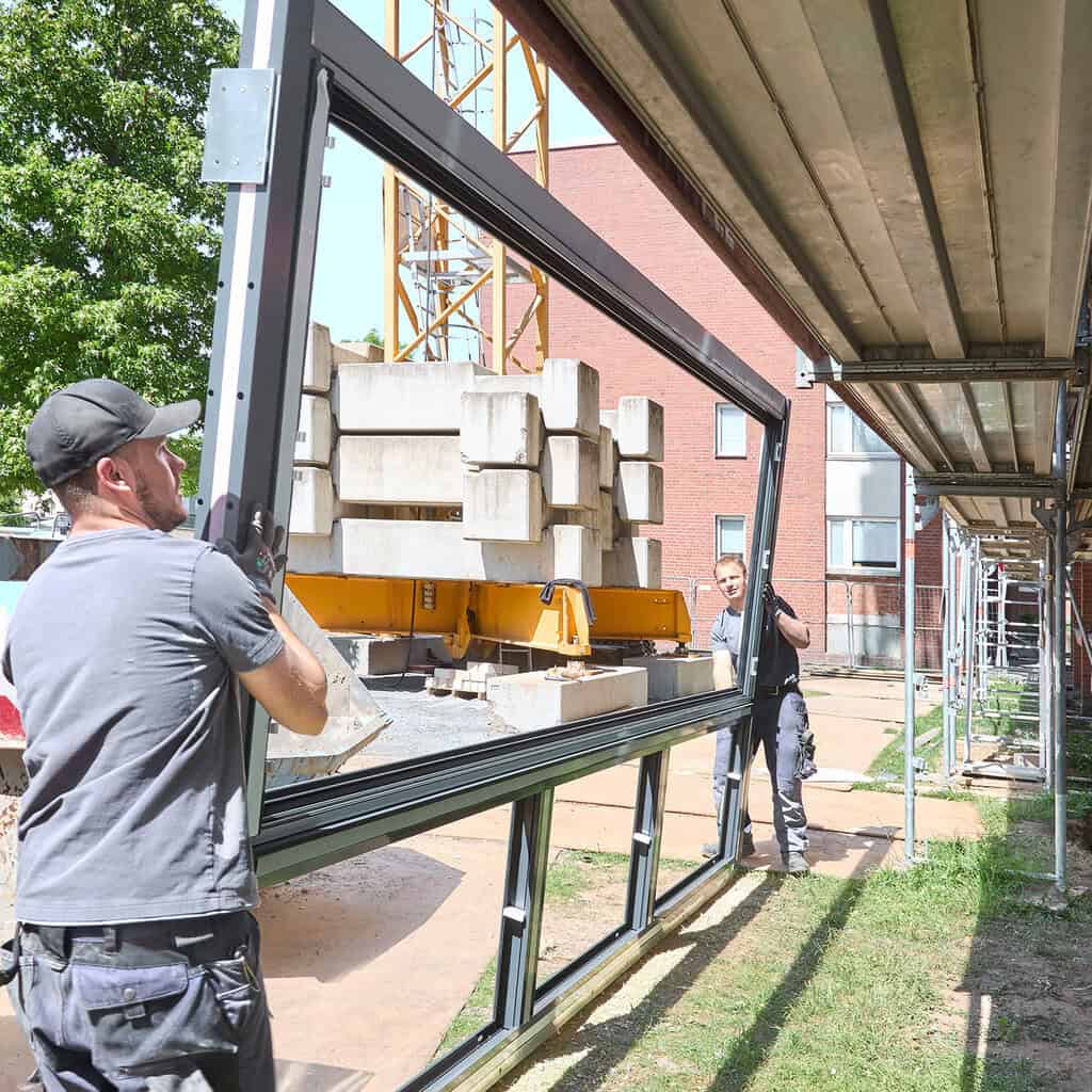 Das ausführende Metallbauunternehmen befestigte die Fensterelemente mit statisch berechneten Stahlkonsolen vor der Wand. © Lioba Schneider / Schüco International KG