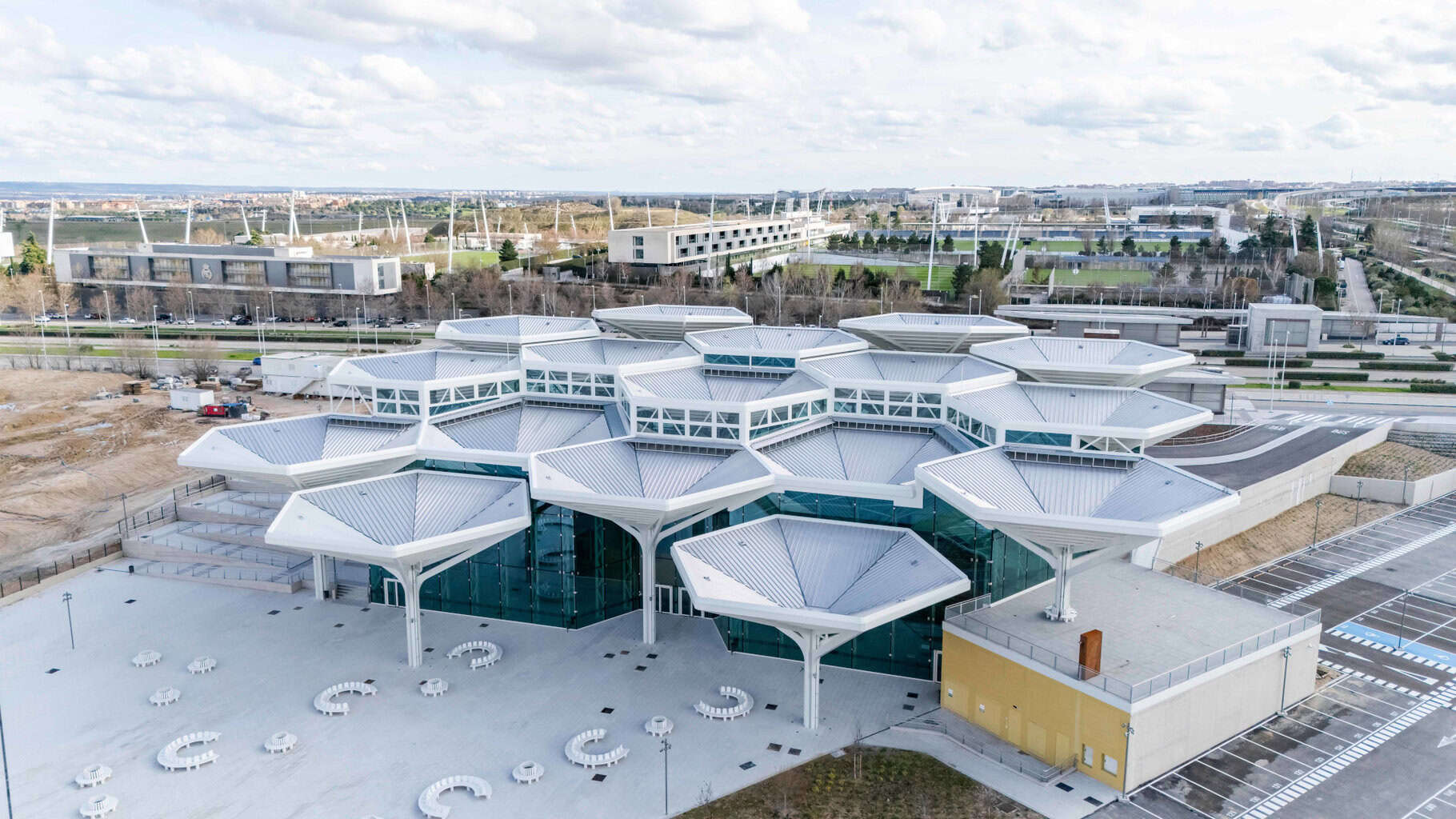 Das besondere Dachdesign des Gebäudes orientiert sich am spanischen Pavillon der Expo 1958 in Brüssel und erinnert an aufgeklappte, aneinandergereihte Regenschirme. © Victor de la Fuente