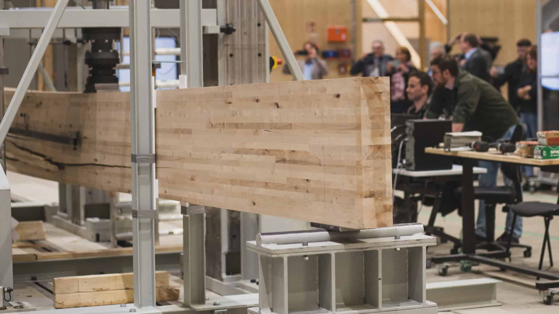 Der Biegeträger hat dem Druck der Prüfmaschine bis zum Äußersten standgehalten. © FH Aachen | Sascha Halabut