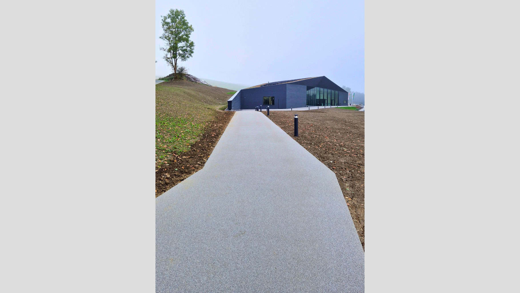 Der Erweiterungsbau ist eröffnet: Modernes Museum macht innerdeutsche Teilung mit innovativer Ausstellung und Blick auf historische Grenzreste erlebbar. © Landkreis Hof