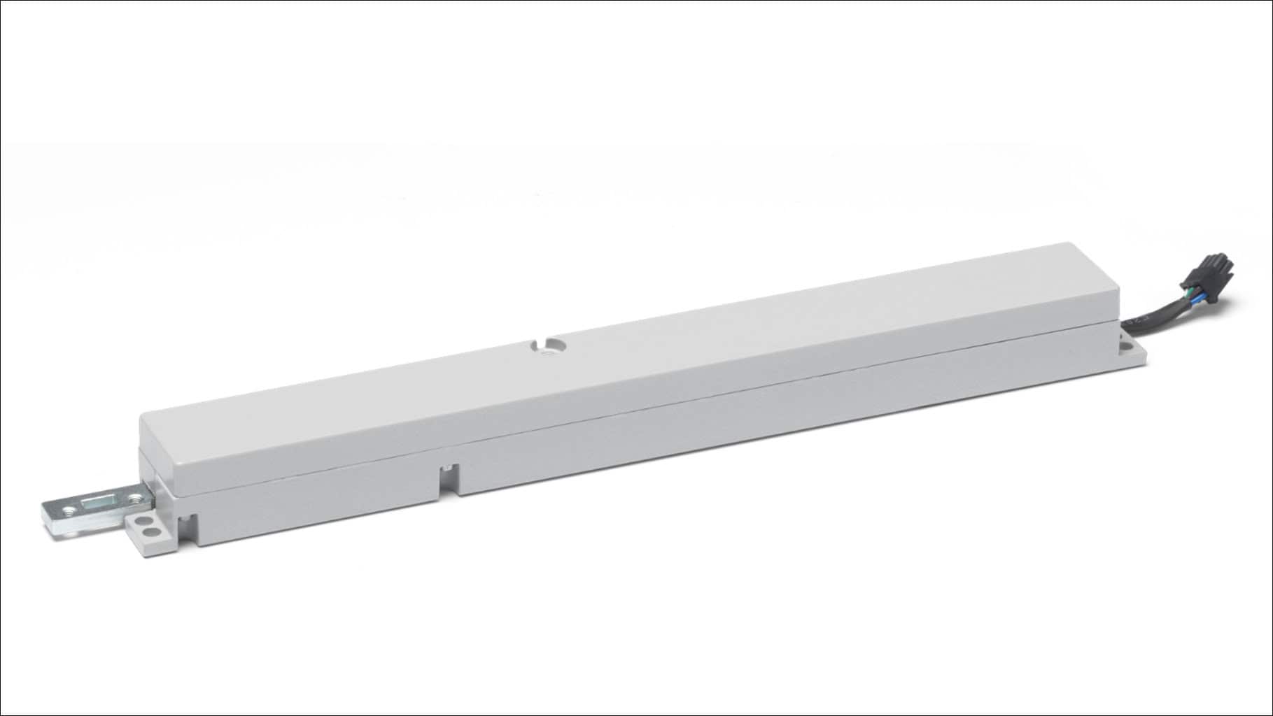 Der Fensterantrieb WML 870 von WindowMaster eignet sich für den Rauch- und Wärmeabzug und die bedarfsgerechte Komfortlüftung. Die Bewegung der angesteuerten Lamellen lässt sich dabei bis auf einen Millimeter pro Sekunde verlangsamen, wodurch die Kettenantriebe völlig geräuschlos laufen. © WindowMaster