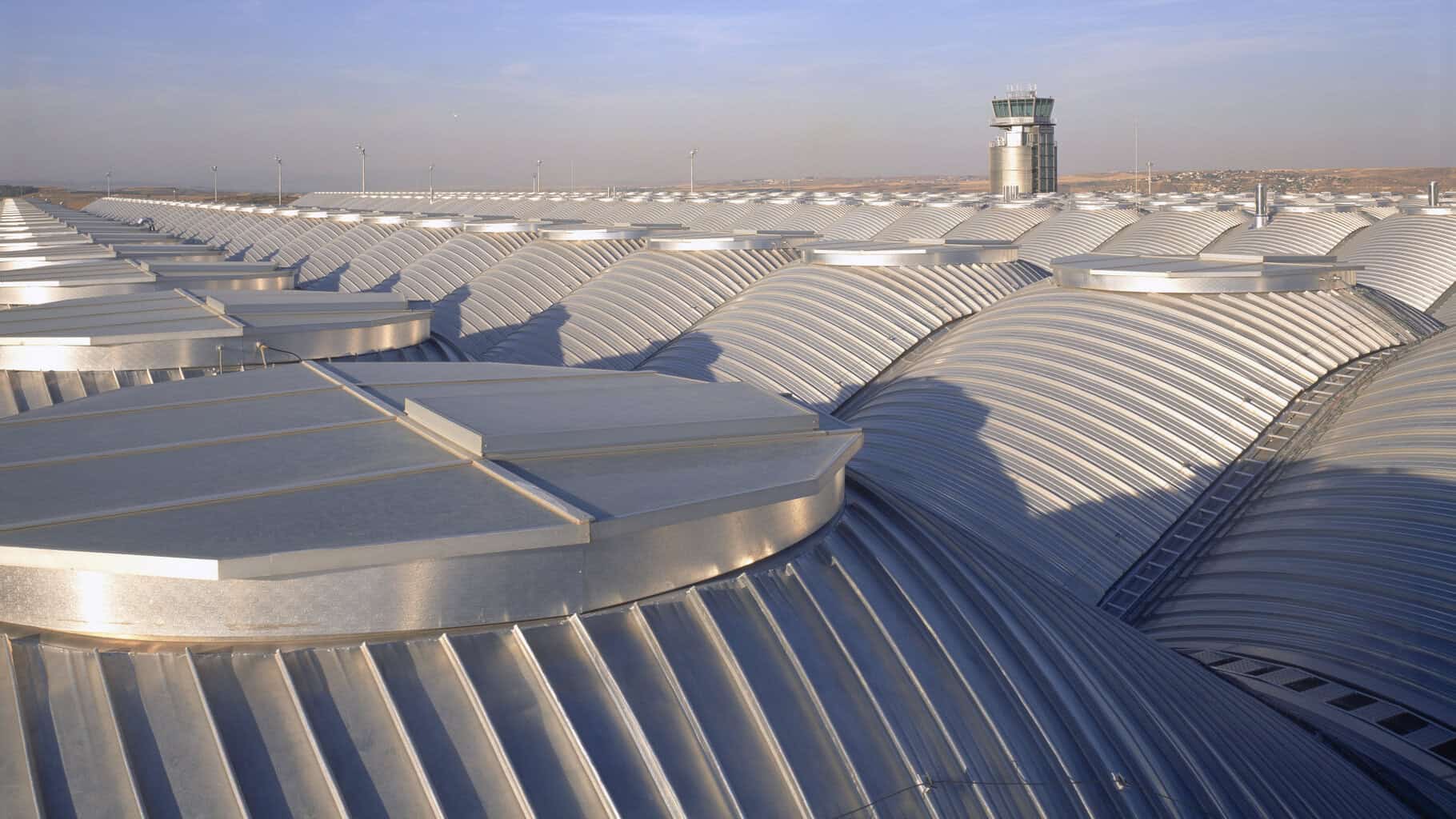 Der Flughafen Barajas in Madrid ist mit einer Dachfläche von 235.000 m² eines der größten Kalzip-Projekte. © Roland Halbe