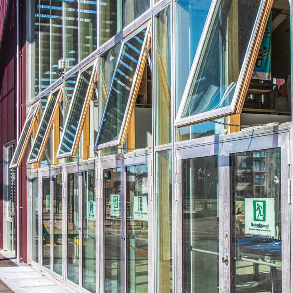 Der Neubau des Lernhaus Nærheden in Hedehusene setzt für die rund 15.500 Quadratmeter Nutzfläche auf eine systembasierte Steuerung des Innenraumklimas mit NV Embedded. © WindowMaster