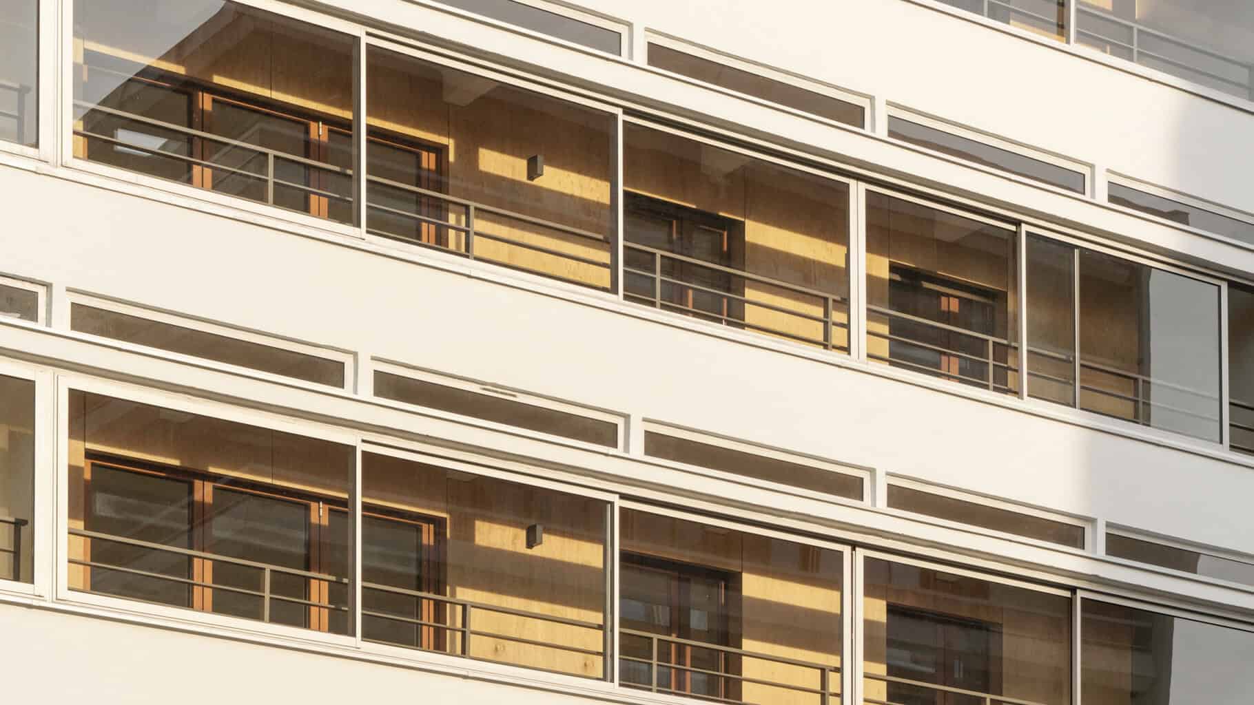 Der Zwischenraum wird als Wintergarten genutzt und erweitert die Wohnungen nach außen. Zudem erhöht er als Schall- und Klimapuffer die Wohnqualität maßgeblich. © Schnepp Renou