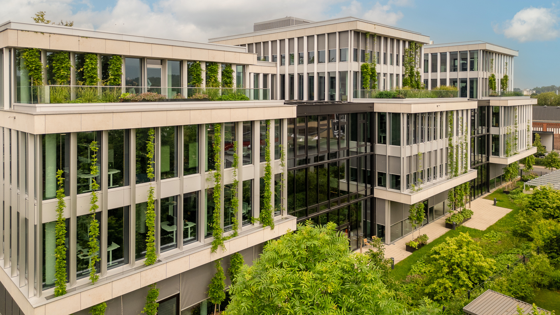 Der neue Erweiterungsbau der DKV Mobility in Ratingen soll Funktionalität, Nachhaltigkeit und architektonische Qualität vereinen – auch in puncto Fassadenverglasung. © DKV Mobility