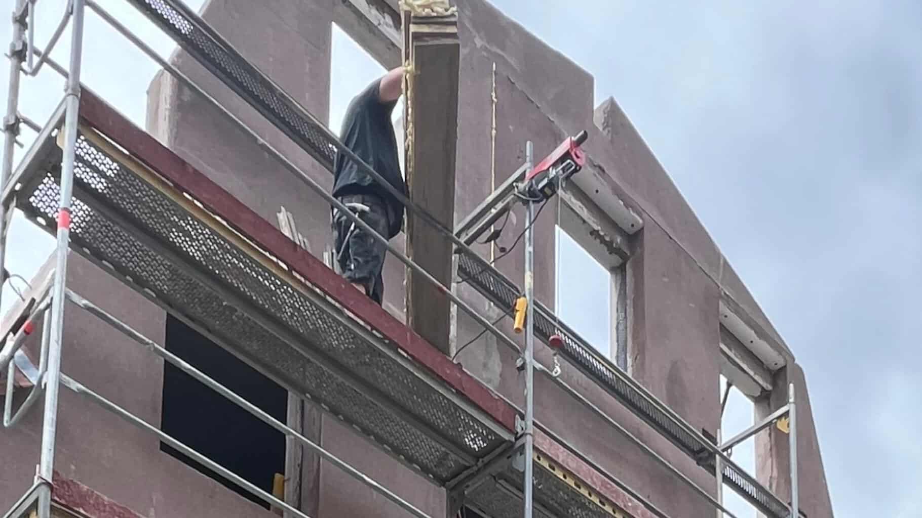 Die 40 Zentimeter starken Außenwandelemente verfügen über die nötige Wärmedämmung und erfüllen die Schall- und Brandschutzvorgaben. © Meyer Architekten BDA