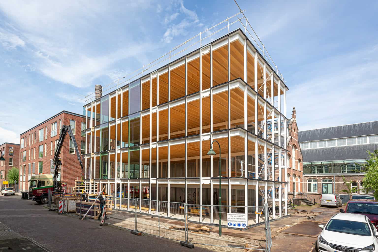 Die Bauteile wurden mit minimalen, reversiblen Verbindungen montiert, sodass sich das Gebäude leicht demontieren lässt. © cepezed / Lucas van der Wee