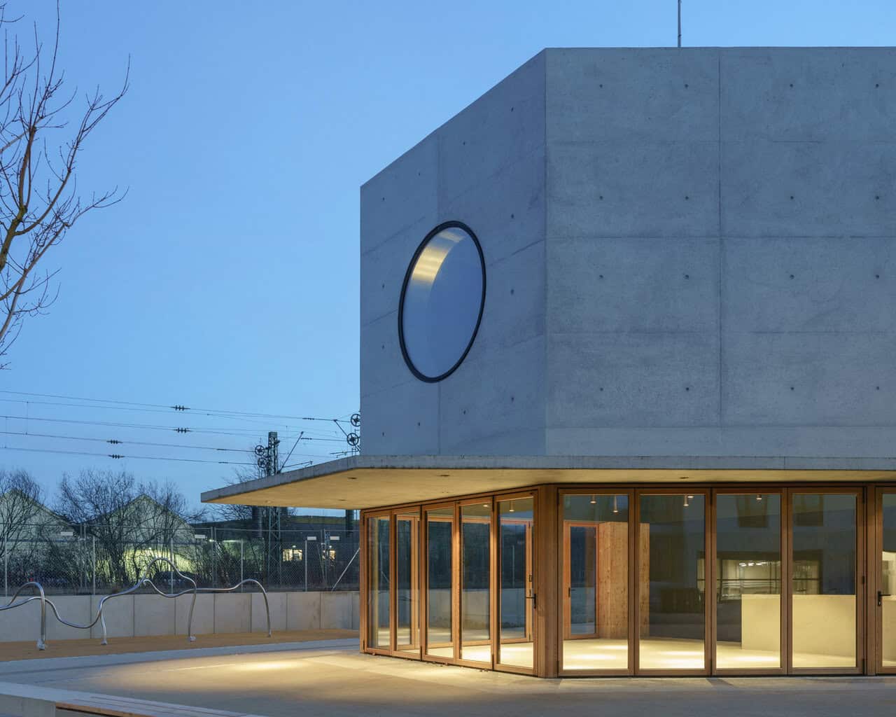 Die Eckausbildungen mit Winkeln von 90 und 125 Grad wurden als konstruktive Sonderlösungen mit festen Pfosten von Solarlux ausgeführt, an welche die Glas-Faltwände von zwei Seiten anschließen. © Sebastian Schels