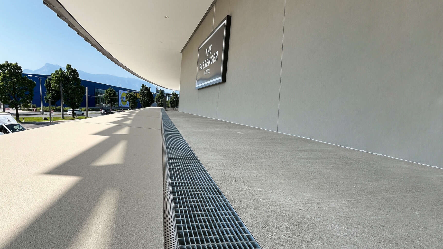 Die Entwässerung sollte als durchgängige Linie harmonisch in das gestalterische Gesamtkonzept integriert werden. Technisch umsetzbar war dies nur, durch die Sonderanfertigung der notwendigen Revisionskästen durch BG-Graspointner. © BG-Graspointner