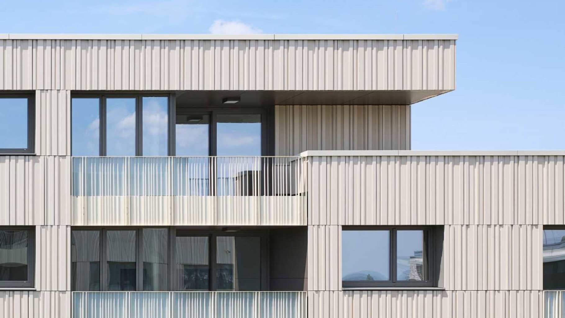 Die Fassade aus natürlichen Tonality-Keramikelementen spiegelt den naturnahen Ansatz des gesamten Projektes wider und ist ein kreislauffähiges Naturprodukt. © Dietmar Strauß