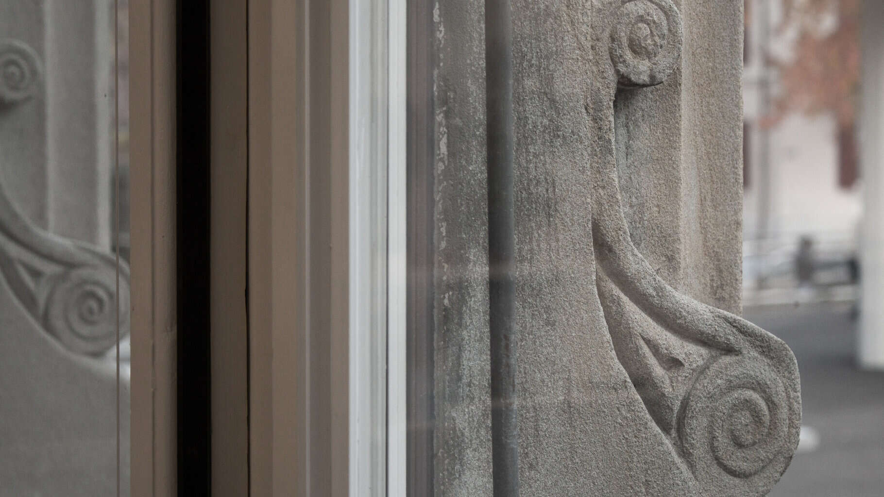 Die Holzmanufaktur Swiss AG zeigt, wie anspruchsvolle Fenstersanierung gelingt: Restaurierte historische Rahmen treffen auf zeitgemäße Isolierverglasung mit Swisspacer Abstandhaltern im Randverbund. © Swisspacer