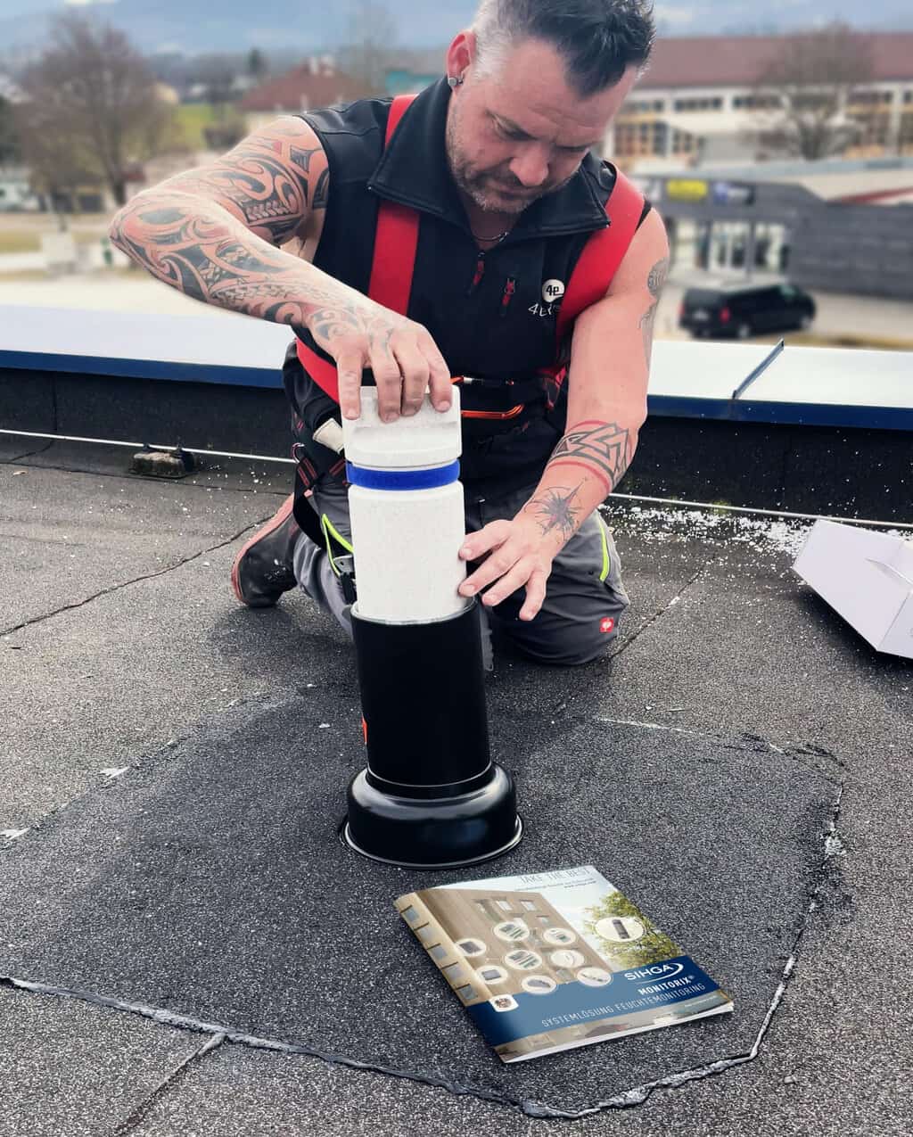 Die Montage des Monitorix Roof IOT erfolgt werkzeuglos durch das einfache Einsetzen in den Kontrollstutzen auf dem Dach. © SIHGA GmbH