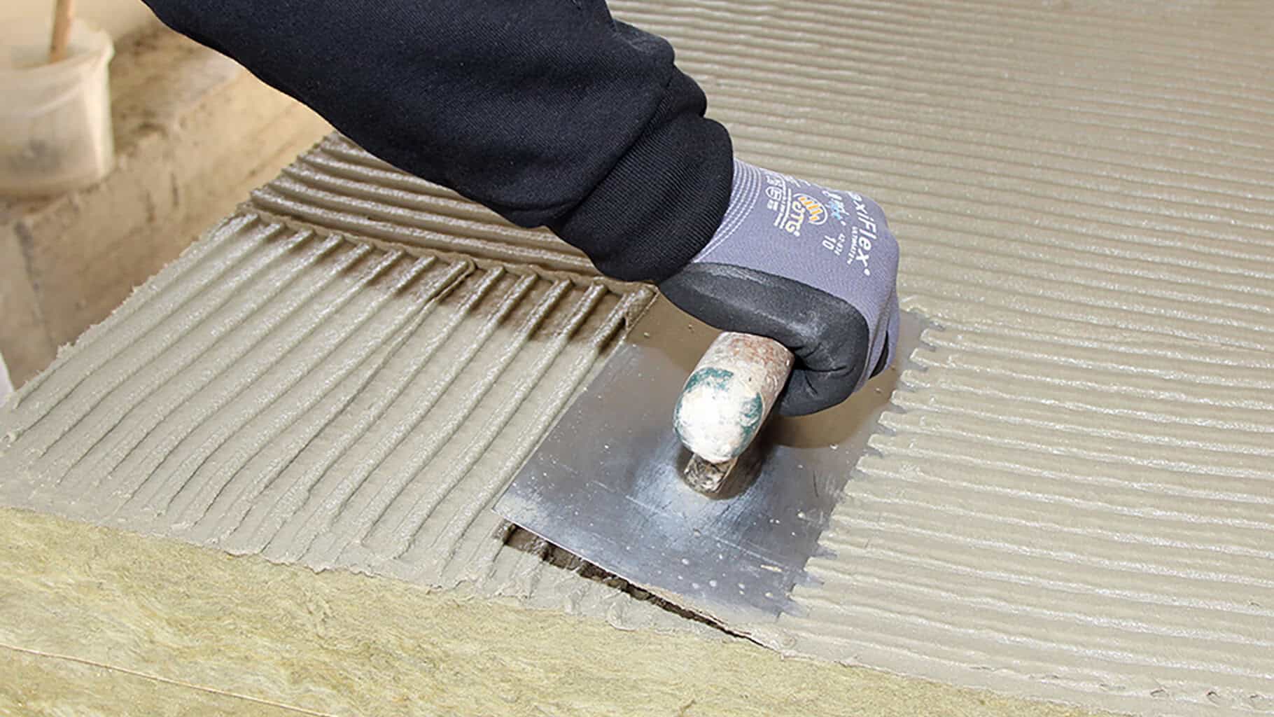 Die Steinwolle-Dämmplatten werden mit Klebemörtel an der Decke montiert, häufig sogar ohne zu dübeln. © Heck Wall Systems
