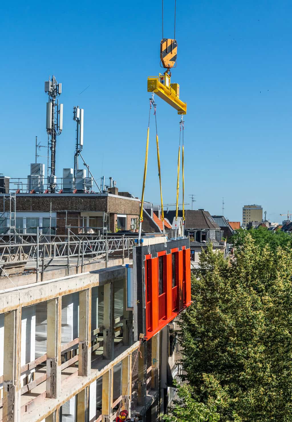 Die energetisch optimierte Vorhangfassade besteht aus Gipsfaserplatten, Mineralwolldämmung sowie Fassadentafeln aus hoch verdichteter Steinwolle. © Brüninghoff