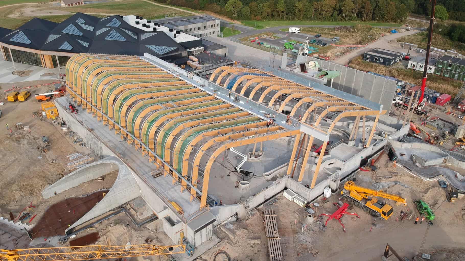 Die gebogenen Brettschichtholzbinder und -stützen wurden individuell gefertigt, da kein Element dem anderen gleicht – eine planerische und logistische Herausforderung. © Brüninghoff