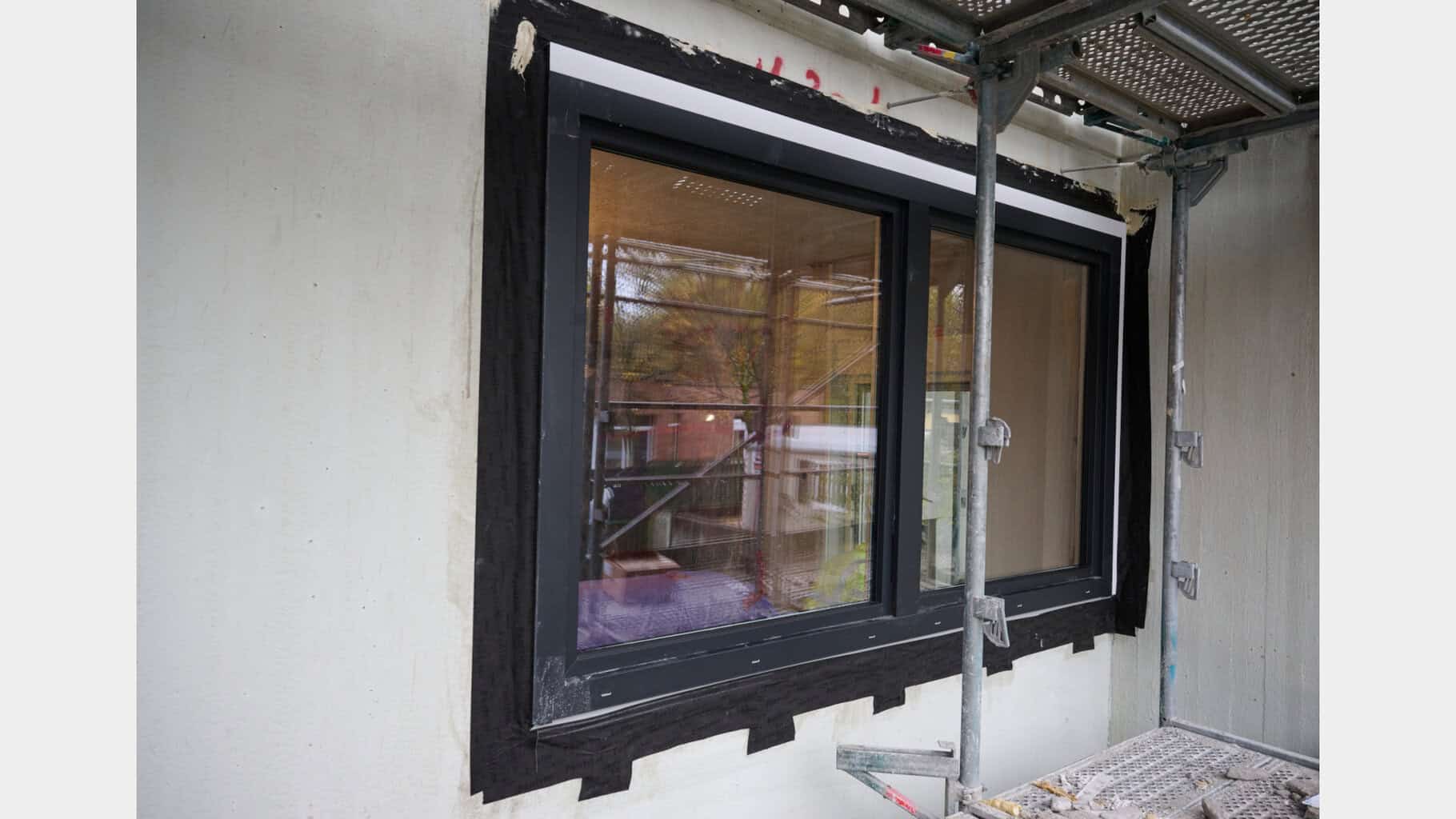 Die neuen Fensterelemente wurden in Vorwandmontage mit geänderter Wandposition eingebaut – für ein durchgängiges Wärmedämmbild. © SFS