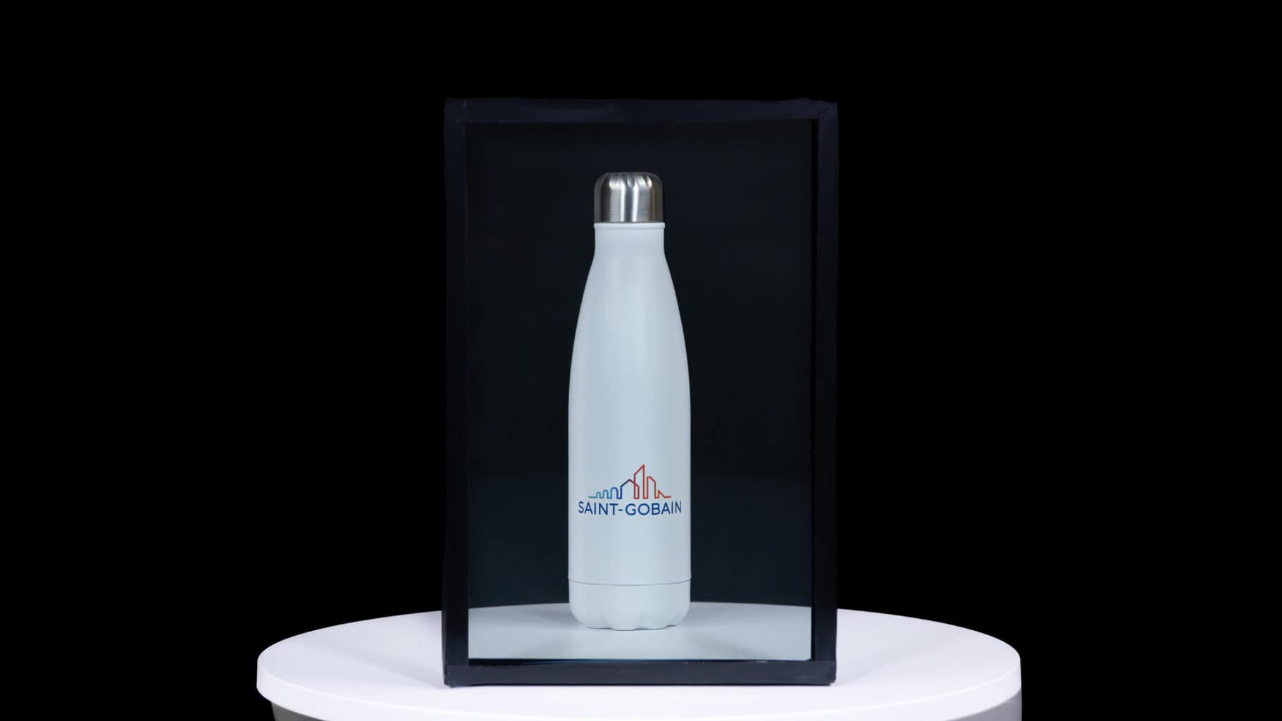 Die selektive Sonnenschutzbeschichtung Cool-Lite Xtreme 5123 sorgt dem Hersteller zufolge für neutrale gleichmäßige Farbwiedergabe bei geringer Reflexion. © Saint-Gobain Glass