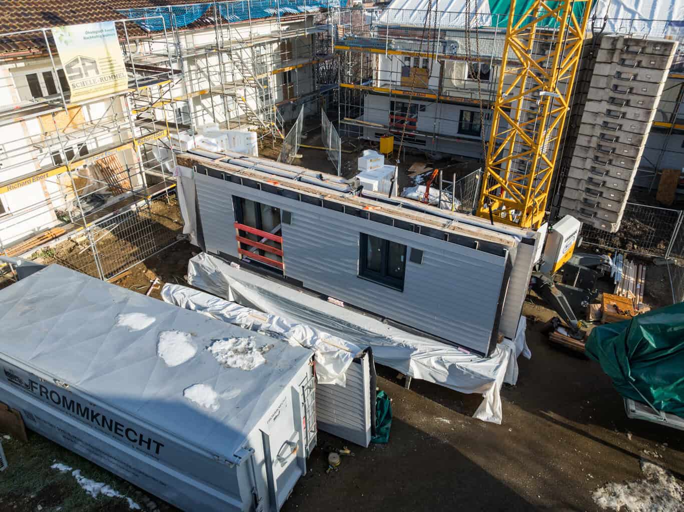 Die vorgefertigten Module werden per Sattelschlepper auf die Baustelle geliefert. Sie enthalten Dämmung, Fenster, dezentrale Wohnraumlüftung sowie Fassadenbekleidung. Bei Bedarf können auch Leitungsstränge für Heizung, Wasser oder Elektrik in das Fassadenelement integriert werden. © Etex Germany Exteriors / Dennis Neuschaefer-Rube