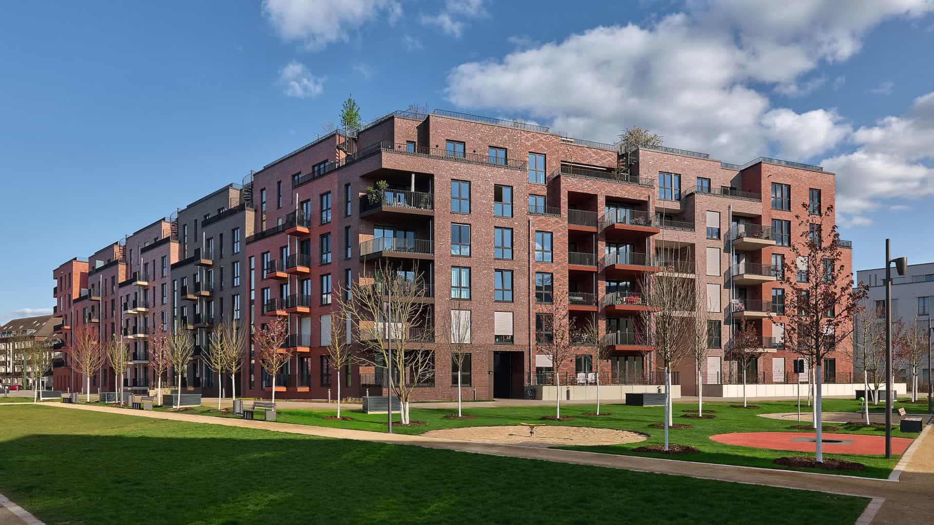 Ein lebendiges Stadtquartier entstand auf dem Gelände der ehemaligen JVA: Die Neubauten sind harmonisch, aber dennoch unterschiedlich gestaltet. © Hagemeister GmbH & Co. KG