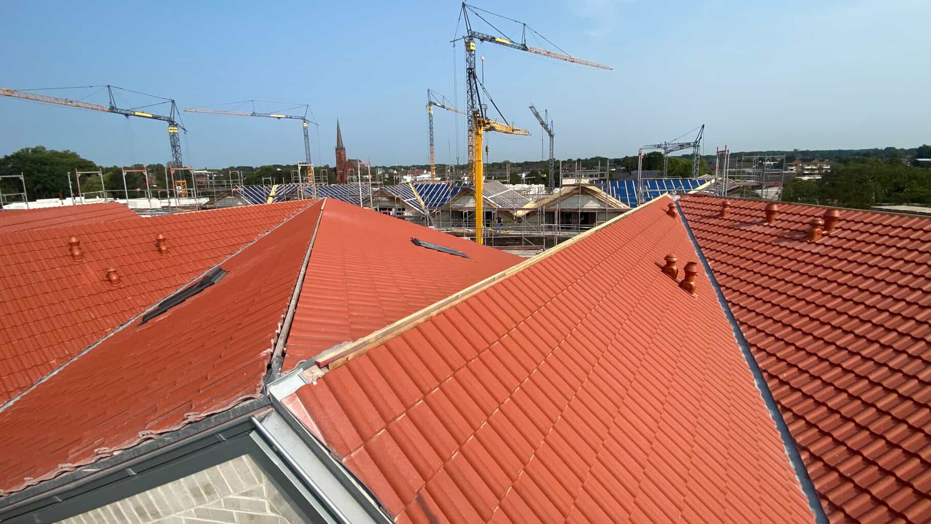 Eine Besonderheit bei dem Projekt ist die Dachform der insgesamt sieben Gebäude. So weisen die einzelnen Dachflächen unterschiedliche Neigungen auf. © Fleck GmbH