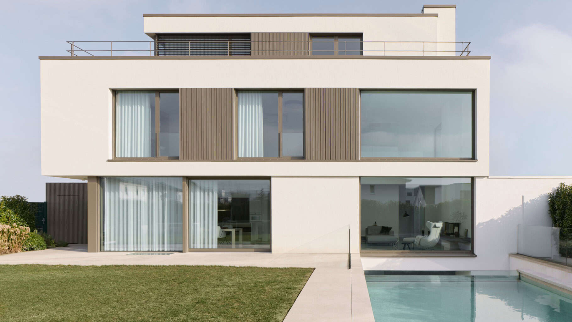 Einheitliches Design mit System: Tür- und Fenstersysteme von Heroal – hier im Farbton RAL 7006 m – greifen architektonisch ineinander. © Philip Kistner