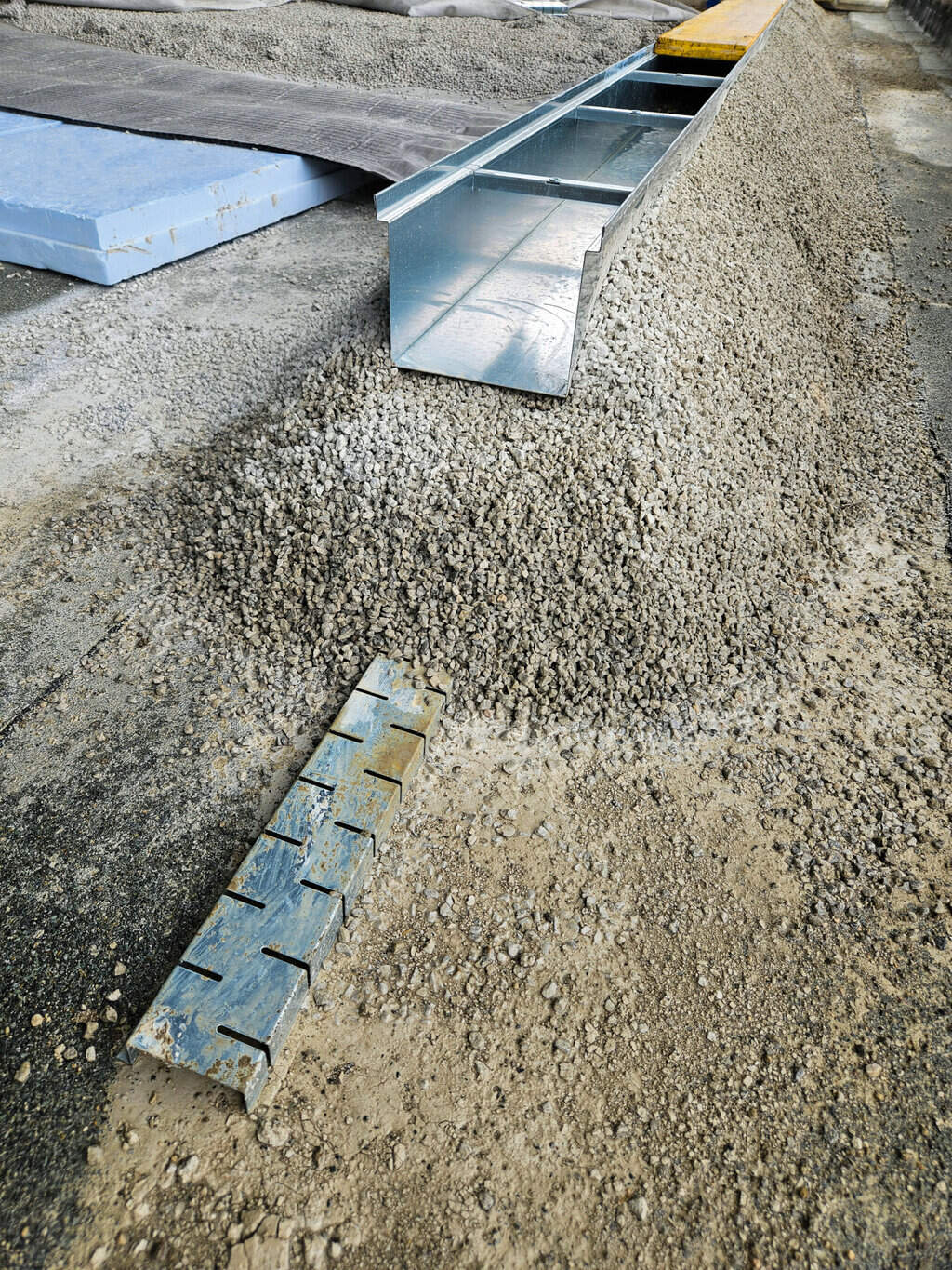 Entwässert wird über zwei Ebenen: Unten sitzt der Stichkanal für das Sickerwasser. In dem darüber liegenden Drainagebeton wurde die BG-FLEX FA eingebettet. Sie leitet das Oberflächenwasser sicher zu den Dacheinläufen. © BG-Graspointner