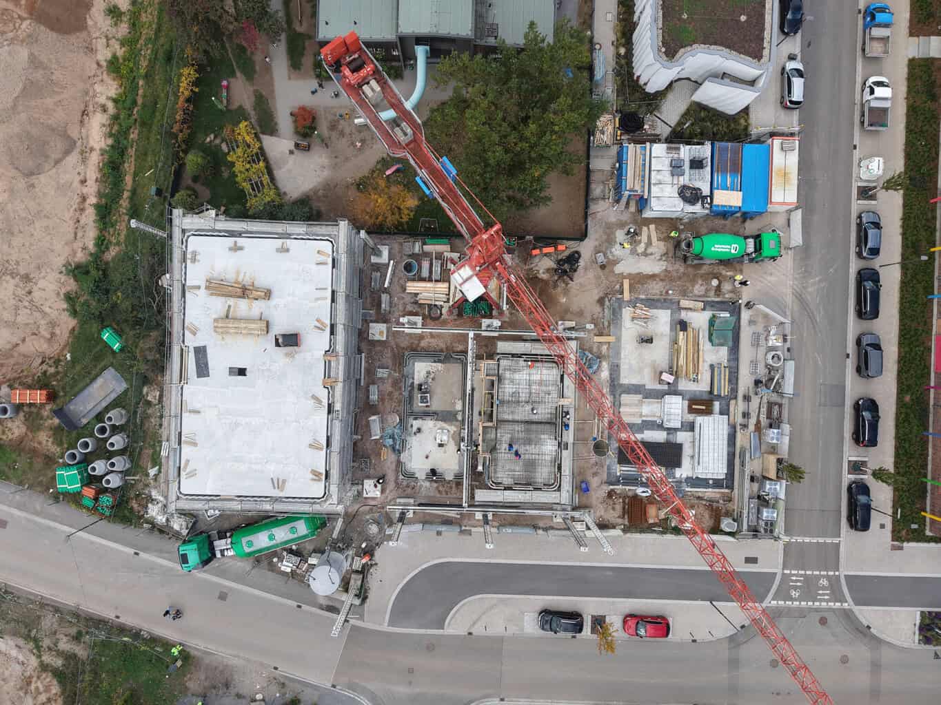 Es handelt sich dabei um ein Gebäudekonzept für ein dreigeschossiges Mehrfamilienhaus – in den drei Größen L (links), S (Mitte) und M (rechts). Beim Haus M wird erstmals in Deutschland evoZero von Heidelberg Materials verwendet, der weltweit erste Zement auf Basis von CO2-Abscheidung und -Speicherung © Heidelberg Materials AG