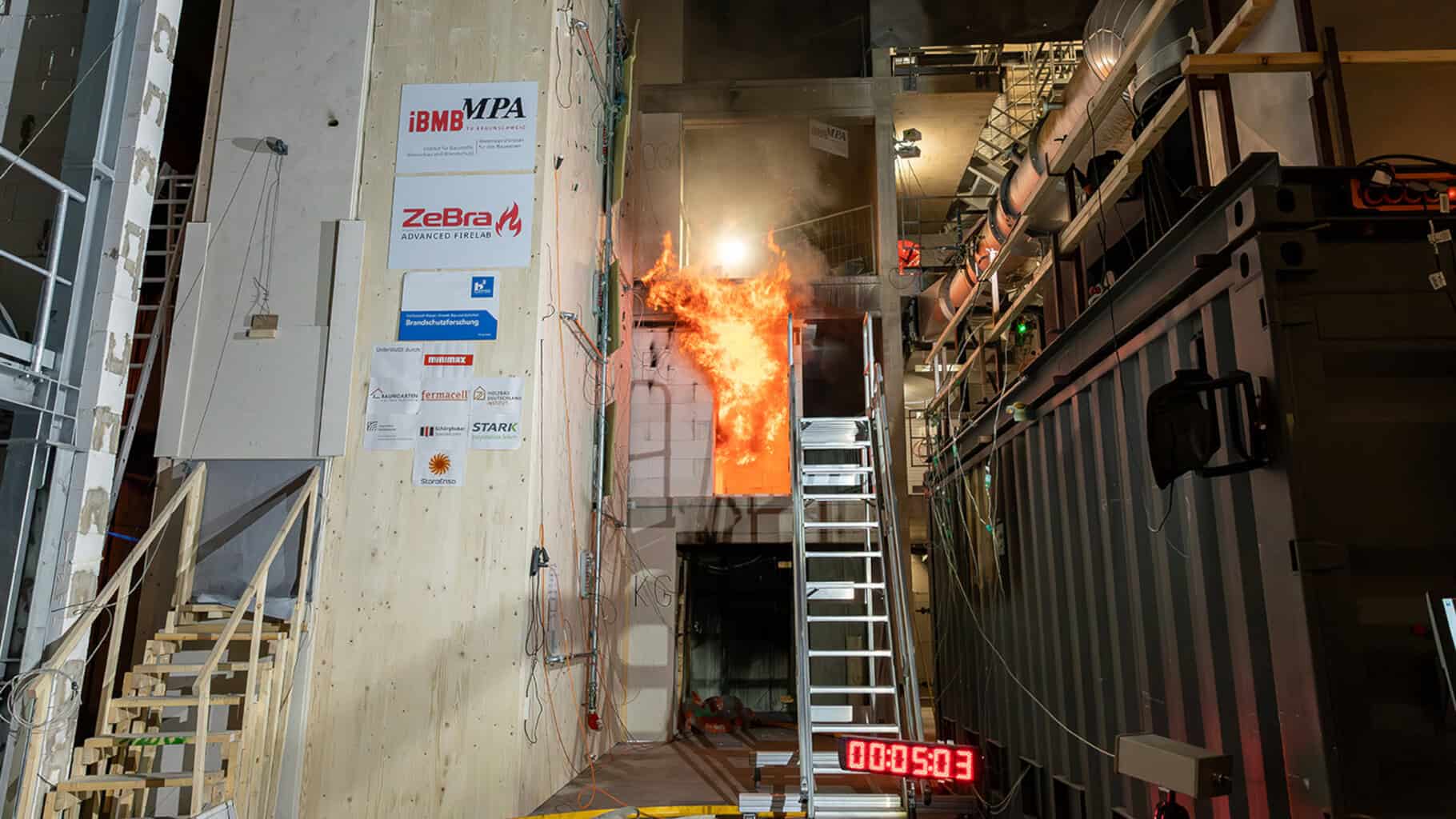 Für die Experimente im Realmaßstab wurde an das sogenannte Brandhaus im Zentrum für Brandforschung der TU Braunschweig ein rund zwölf Meter hoher Treppenraum angebaut. © Kristina Rottig/TU Braunschweig