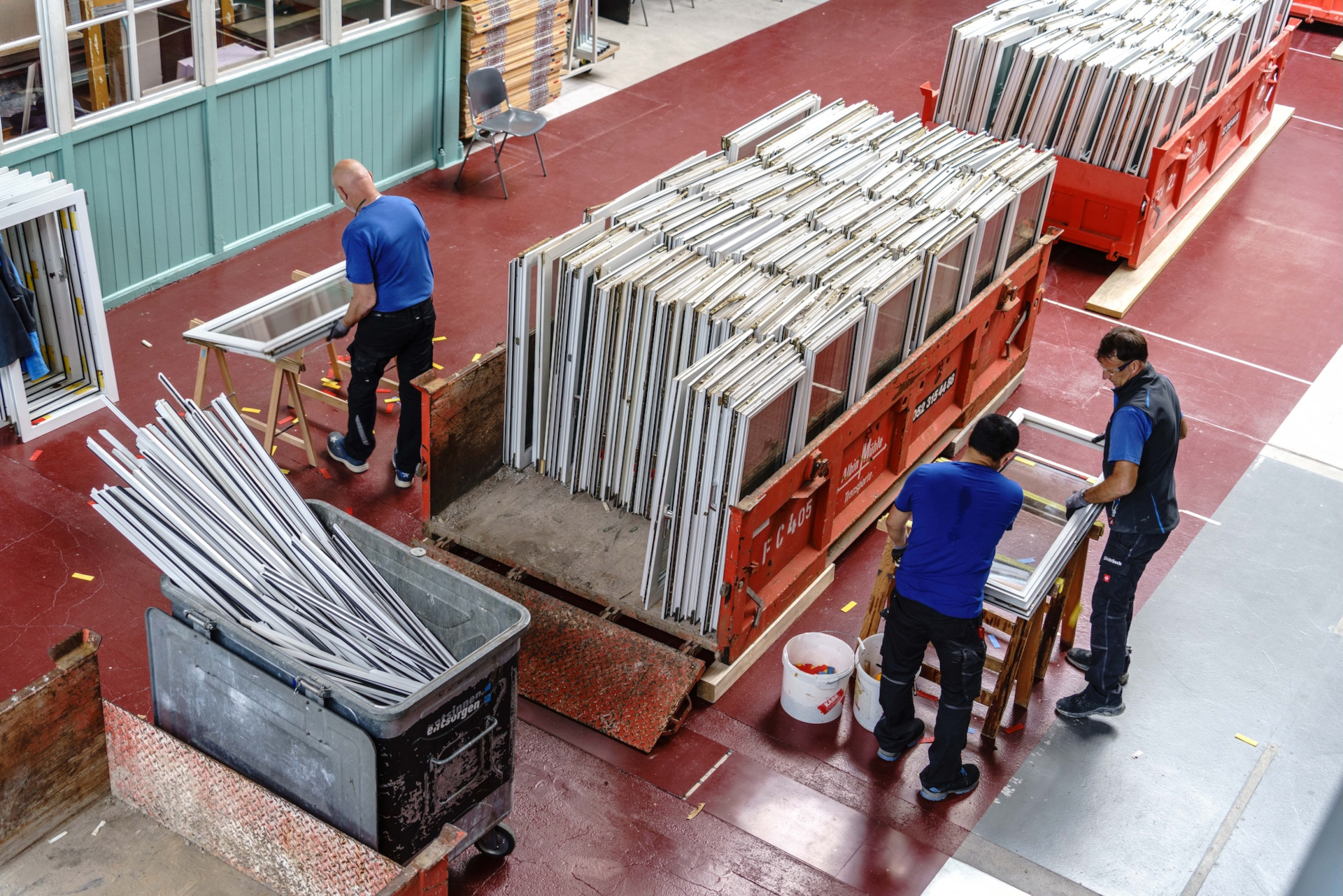 Handarbeit für die Qualität: Die Trennung von Glas und Rahmen erfolgte in einem Betrieb von Glas Trösch. © Institut Konstruktives Entwerfen, ZHAW