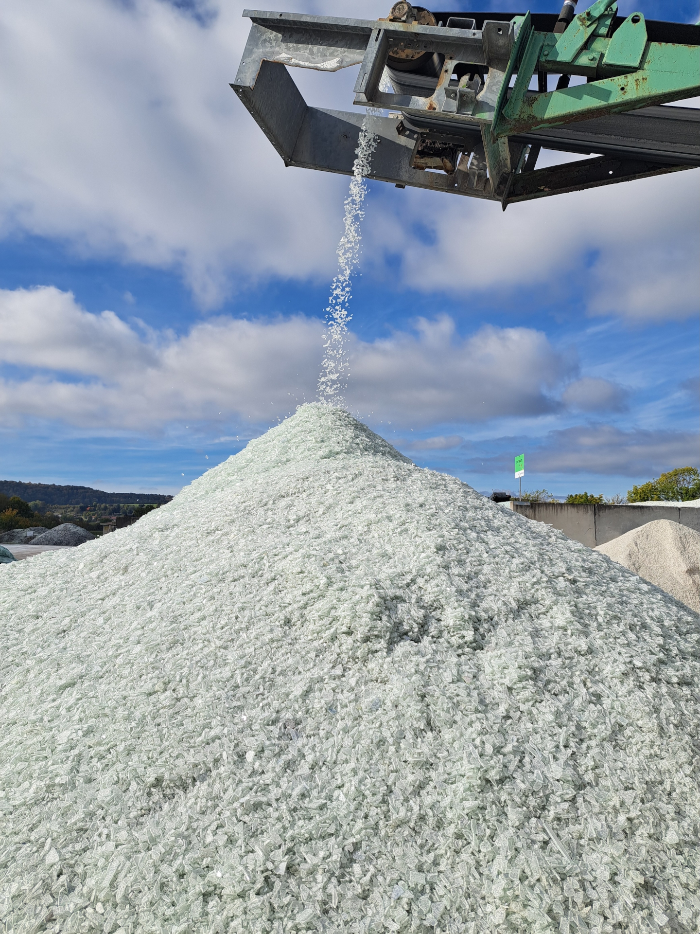 Hochwertiger Sekundärrohstoff: Die geschredderten Flachglasscherben konnten dem Schmelzprozess wieder zugeführt werden. © Glas Trösch