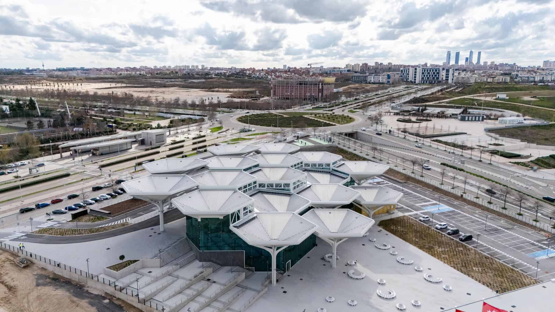 In Spanien ist ein neuer Verkehrsknotenpunkt entstanden, bei dem 17 hexagonale Dachelemente aus Kalzip 65/400 in Stucco-Optik zum Einsatz kamen. © Victor de la Fuente