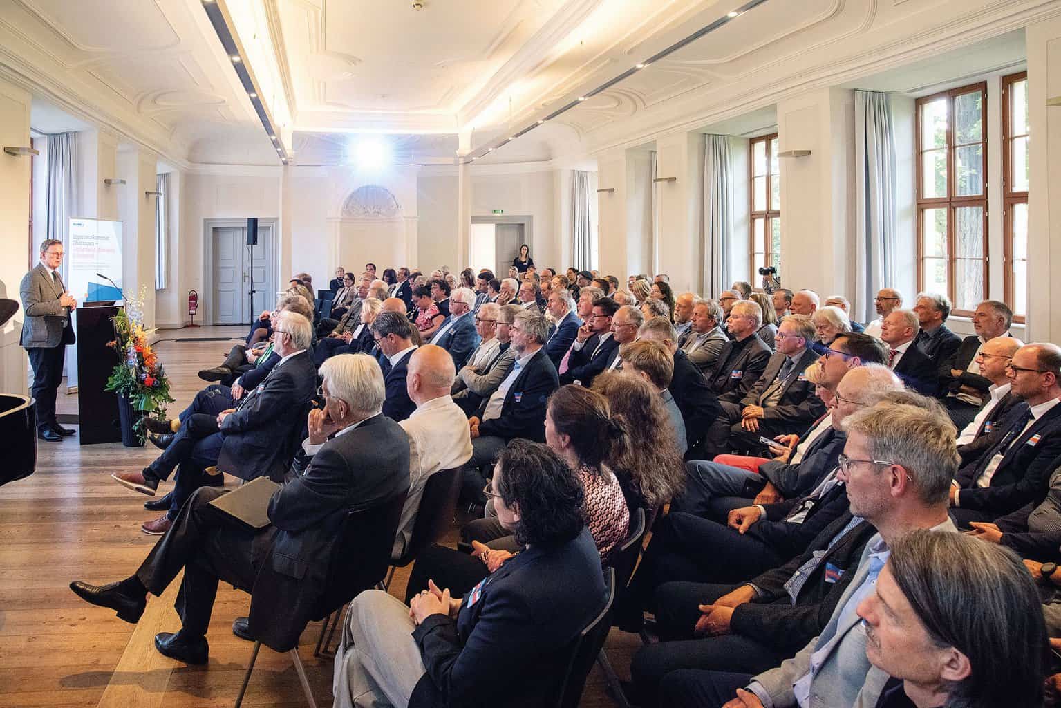Mit Ministerpräsident Bodo Ramelow, zahlreichen Honoratioren und ca. 160 Gästen feierte die Ingenieurkammer ihr 30-jähriges Bestehen. Mitglieder der Ingenieurkammer Thüringen und zahlreiche Gäste waren zur Festveranstaltung in den Gewehrsaal auf Schloss Ettersburg gekommen – Mitglieder des Thüringer Landtages, Vertreter Thüringer Ministerien, Präsidenten- und Geschäftsführerkollegen der Länderkammern, Vertreter von Hochschulen, Kammern, Verbänden und weiteren Institutionen. © Melanie Kahl, Studio LitschiCo
