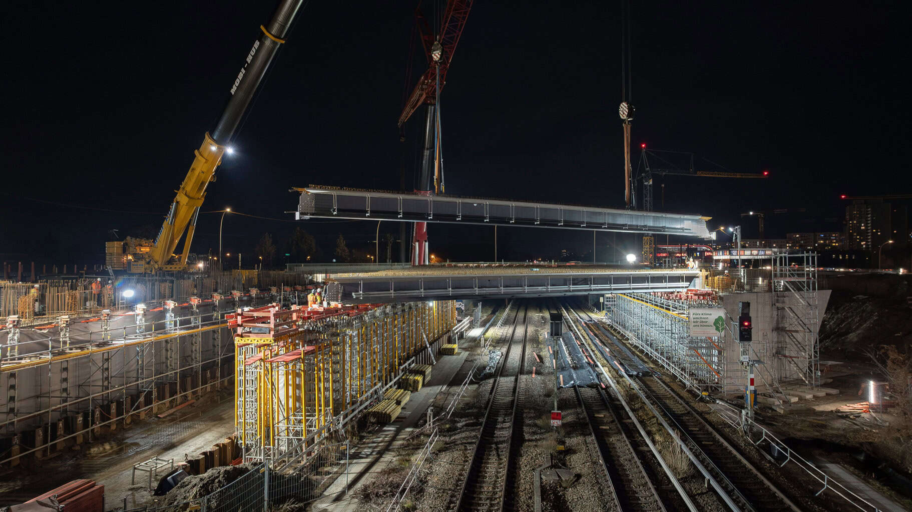 Innerhalb von 32 Stunden wurden dabei 17 VFT-Träger über die Gleisanlage auf die neuen Widerlager eingebaut. © PORR