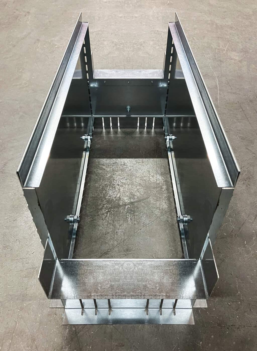 Insgesamt 27 Revisionsschächte wurden von BG-Graspointner für die Helix sonderangefertigt: länglich und in Breite und Abdeckung exakt auf die verwendete Entwässerungsrinne BG-FLEX FA abgestimmt. © BG-Graspointner