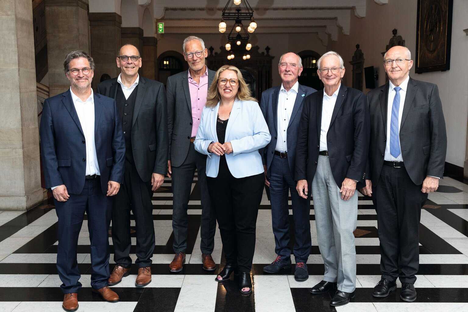 Özlem Ünsal, die Senatorin für Bau, Mobilität und Stadtentwicklung, lud zum Senatsempfang in die Obere Rathaushalle. V.l.n.r.: Oliver Platz, Präsident der Architektenkammer Bremen; Prof. Dietmar Walberg, ARGE für zeitgemäßes Bauen e. V.; Torsten Sasse, Präsident der Ingenieurkammer Bremen; Horst Döhren, ehem. Präsident der Ingenieurkammer Bremen; Karsten Zill, Ehrenpräsident und Gründungspräsident der Ingenieurkammer Bremen und Dr.-Ing. Heinrich Bökamp, Präsident der Bundesingenieurkammer. Foto: Cosima Hanebeck