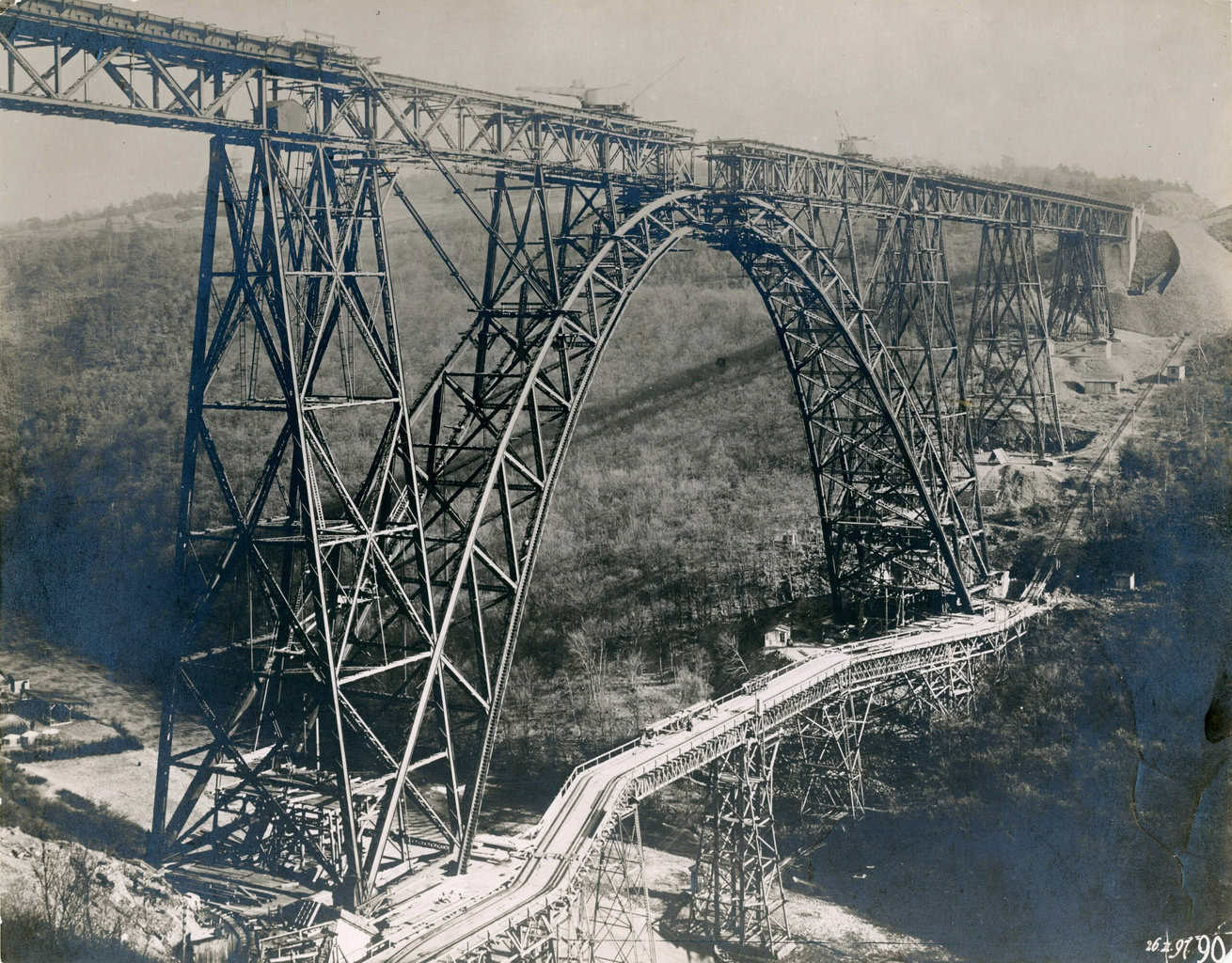 Kurz vor dem Bogenschluss. Der Fachwerkbogen verjüngt sich zum Scheitel hin. Ebenfalls gut erkennbar: die Transport- bzw. Baustellenbrücke und die beiden Turmdrehkrane. © Stadtarchiv Remscheid und Historisches Archiv Everllence Augsburg, ehem. MAN Archiv