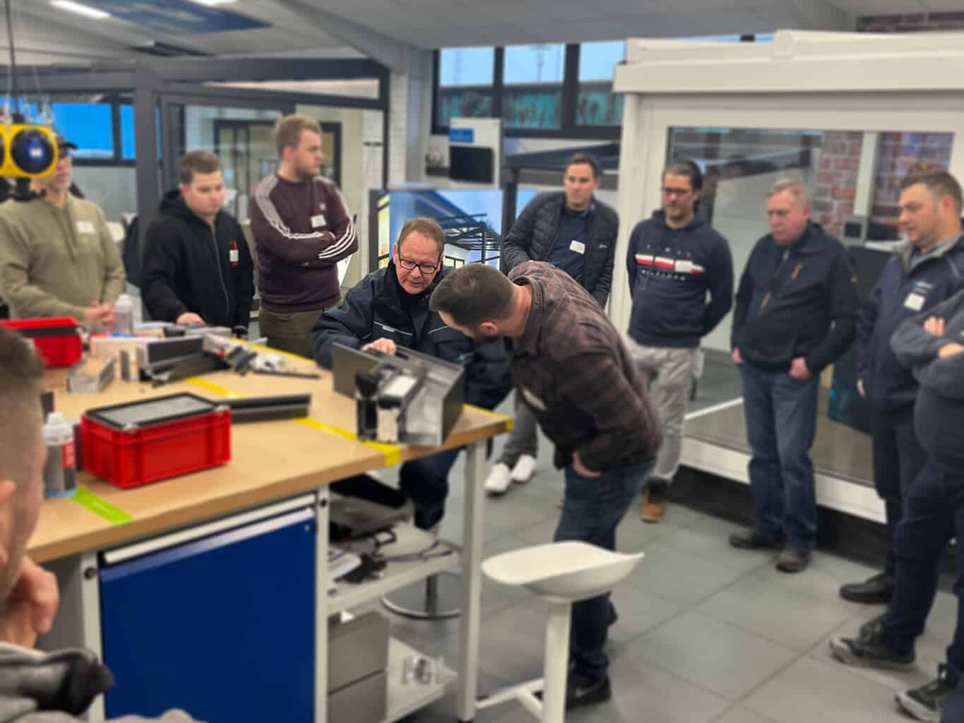 Learning by Doing: Nach der Theorie folgt die Praxis und die Teilnehmenden legen selbst Hand an, um das frisch erworbene Wissen sogleich anzuwenden. © TS-Aluminium-Profilsysteme GmbH & Co. KG