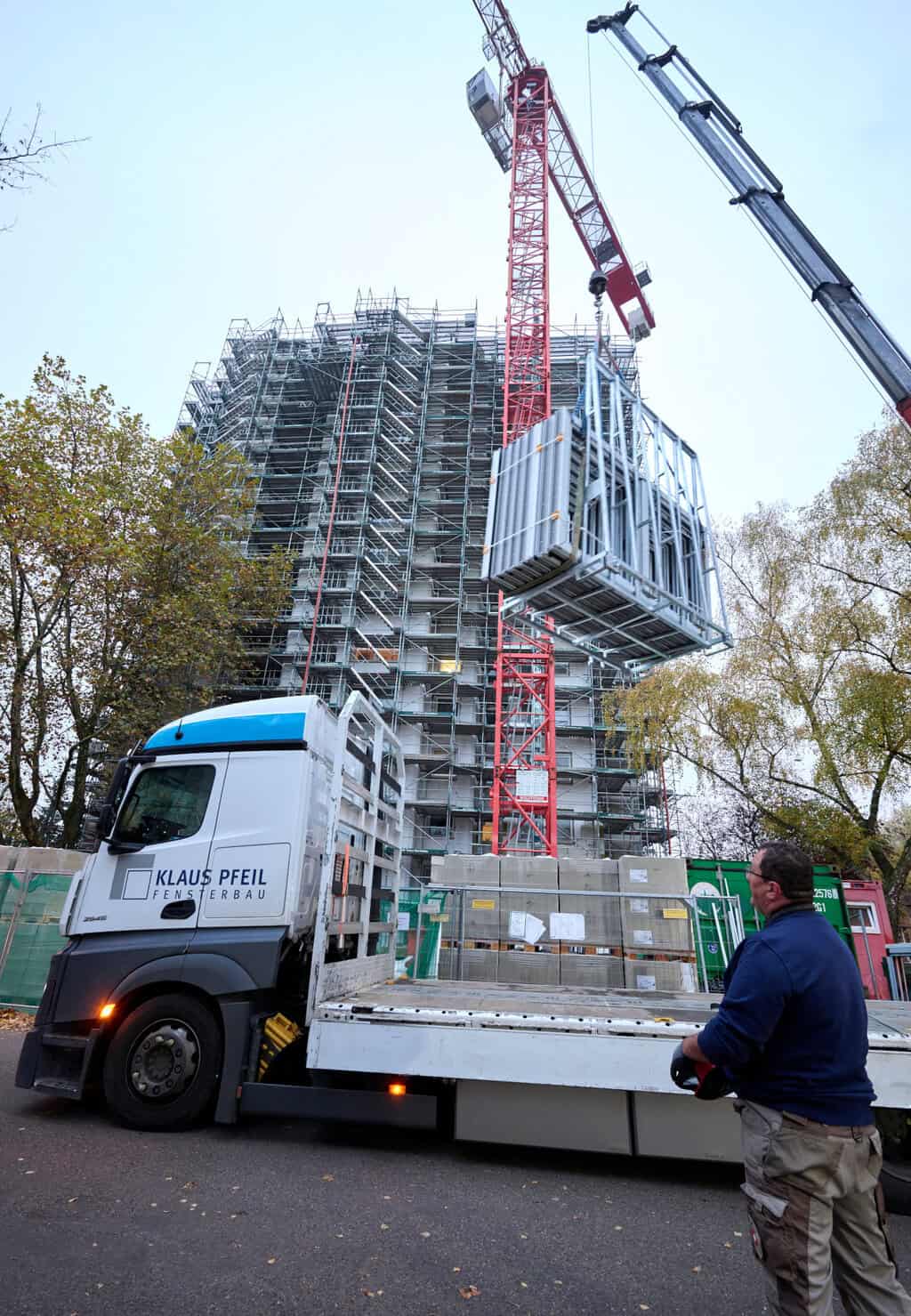 Mit Befestigungstechnik von SFS modernisiert: Das zwölfgeschossige Wohnhaus in der Abendrothstraße 7 in Köln-Seeberg wurde umfassend energetisch und baulich saniert. © SFS