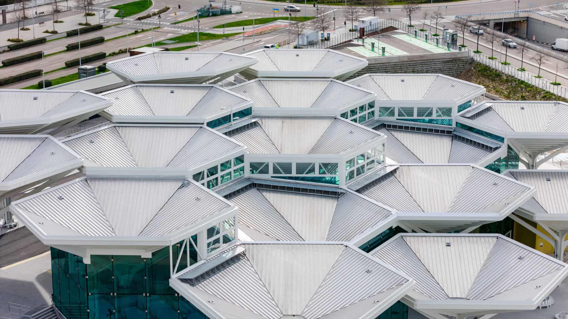 Mit bis zu 98 Prozent recyceltem Aluminium, hoher Korrosionsbeständigkeit, minimalem Wartungsaufwand und langer Lebensdauer überzeugt das System. © Victor de la Fuente