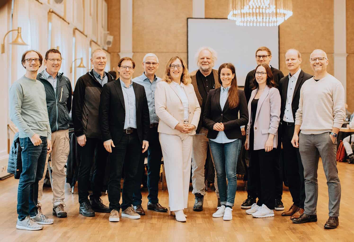 Jubiläumstagung in Mönchengladbach, 2024. Von links: Dipl.-Ing. Martin Parkner (Stadt Hamm), Dipl.-Ing. Jürgen Teigelmeister (Stadt Münster), Dipl.-Ing. Uwe Grimsehl (Stadt Köln), Dipl.-Ing. Andreas Schmitz (Stadt Düsseldorf), Dipl.-Ing. Christian Lambracht (Stadt Mönchengladbach), Dipl.-Ing. Claudia Schwan-Schmitz (Technische Beigeordnete der Stadt Mönchengladbach), Prof. Dr.-Ing. Martin Mertens (Hochschule Bochum), M.Eng. Regina Panzer (BASt), M.Sc. Ann-Katrin Ibach (Uni Wuppertal), M.Eng. Urs. Riedlinger (Fraunhofer Fit), Prof. Dr.-Ing. Peter Mark (Ruhr-Universität Bochum), Dipl.-Ing. Karsten Ditscheid (TB Remscheid) © Stadt Mönchengladbach