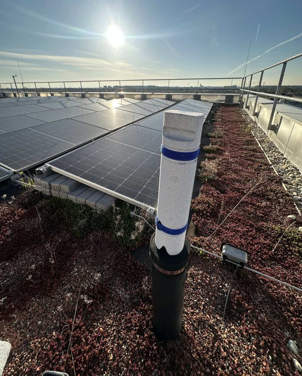 Monitorix Roof IOT eignet sich für verschiedene Flachdachaufbauten – auch bei Photovoltaikanlagen und Gründächern. © SIHGA GmbH