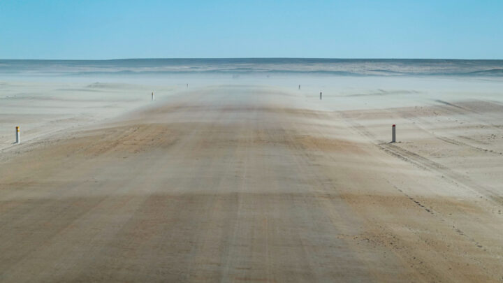 Die Salzstraße entlang der Skeleton Coast in Namibia wurde, worauf der Name hindeutet, mit Salz gebaut. © Mike Schlaich
