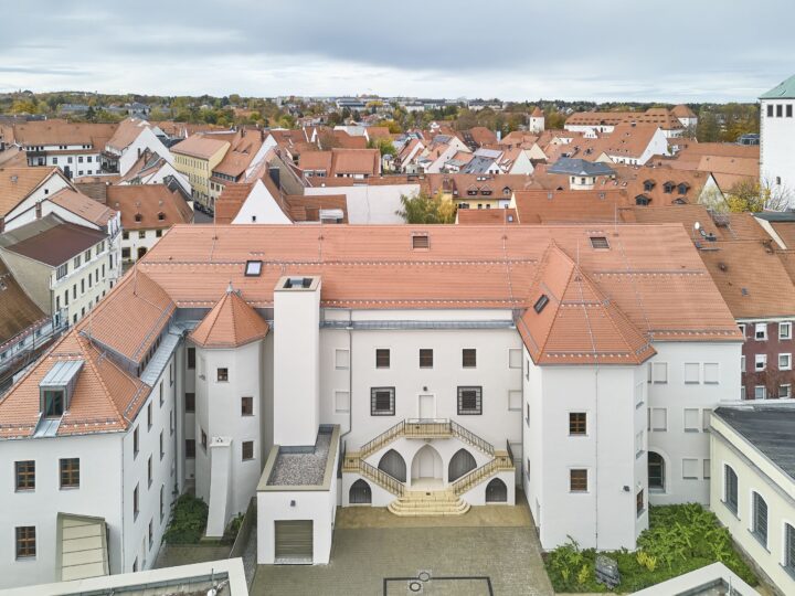 Saniertes Herderhaus mit Blick auf die hofseitige Freitreppe. © puren