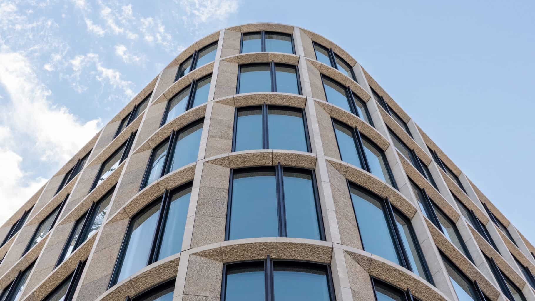 Präzisionsarbeit: Beim Biegen und der Kantenbearbeitung der großformatigen Glaselemente im Werk von Finiglas war umfassendes Know-how erforderlich. © Stiklu Centrs | UPB group