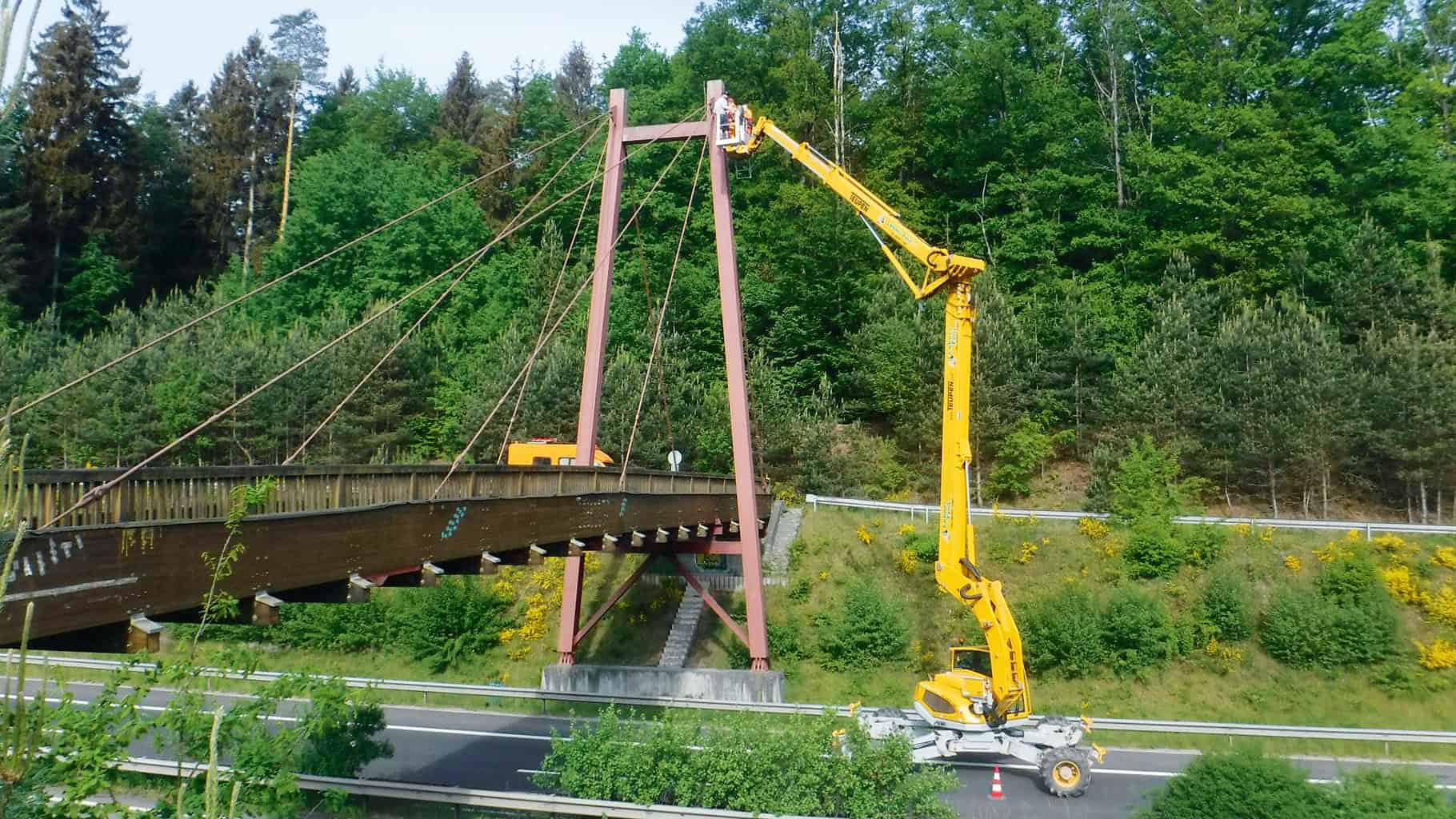 Prüfung der Brücke über die B10 am Ständenhof © Landesbetrieb Rheinland-Pfalz