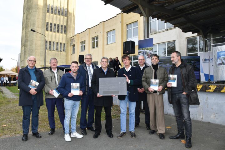 Auszeichnung des Nähmaschinenwerks Wittenberge als Historisches Wahrzeichen der Ingenieurbaukunst (v.l.n.r.): Dr.-Ing. Heinrich Bökamp, Präsident der Bundesingenieurkammer; Stefan Bruch, Leiter der Abteilung Stadtentwicklung und Wohnen im Ministerium für Infrastruktur und Landesplanung des Landes Brandenburg; Christian von Hagen, Mitarbeiter der Stadt Wittenberge (Stadtmuseum); Dipl.-Ing. Ingolf Kluge; Vorstandsvorsitzender des Fördervereins Historische Wahrzeichen der Ingenieurbaukunst in Deutschland e. V.; Dr. Oliver Hermann, Bürgermeister der Stadt Wittenberge; Sven Bardua, Autor des neuen Buches über das Nähmaschinenwerk; Dipl.-Ing. Matthias Krebs, Präsident der Brandenburgischen Ingenieurkammer; Florian Uthoff, Öffentlichkeitsarbeit für das Projekt Veritas Park; Renaud Vercouter, Eigentümer des Veritas Parks © BIngK/Torsten George