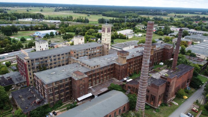 Aus der Luft wird deutlich, wie eng die Gebäude im Nähmaschinenwerk Wittenberge nebeneinanderstehen – hier (von hinten nach vorn) das Gebäude 22 mit dem Wasser- und Uhrenturm, das Gebäude 07 sowie Hauptwerkstatt und Krafthaus. (Foto: Lost Adventure Tom)